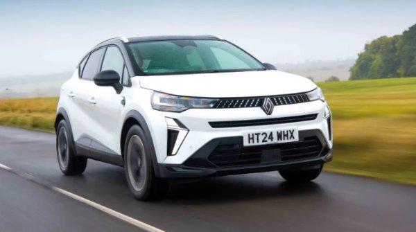 Плюсове: Пестеливо хибридно задвижване, просторна кабина, водеща в класа си инфоразвлекателна система

Минуси: Кабината започва да изглежда остаряла, бавен бензинов мотор, неспокойно возене

Като двукратен носител на наградата Auto Express за малък SUV на годината , Renault Captur все още е разумен вариант с много стил. Въпреки компактните си размери, французинът предлага изненадващо много пространство вътре, а плъзгащата се задна седалка добавя допълнителна практичност. Най-малкият SUV на Renault е базиран на същите основи като Clio Supermini, но  е малко по-голям от автомобила, който замени. Тази допълнителна височина, ширина и дължина са използвани добре в кабината, а редица полезни функции за съхранение също допринасят за това да бъде привлекателен кандидат за малки семейства. 

Интериорът на Captur също е привлекателен. Елегантен дизайн, изобилие от висококачествени материали и привличаща вниманието инфоразвлекателна система карат този автомобил да се усеща като много по-скъп. 
Инфоразвлекателната технология на Renault, базирана на Google, изглежда страхотно и е много лесна за използване само с малко практика. 

Не е толкова динамичен за шофиране, колкото някои конкуренти, но гъвкавото окачване и солидната изпипаност на Captur означават, че е много комфортен. Има избор между бензинов или хибриден двигател. Макар че последната технология е по-скъпа за закупуване, официално може да постигне разход на гориво под 4 литра за 100 км. 